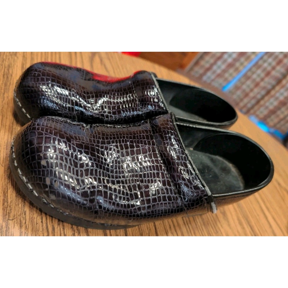 Sanita Danish Clogs Burgundy Reptile Embossed Patent Womens Size 10.5/11 (42)